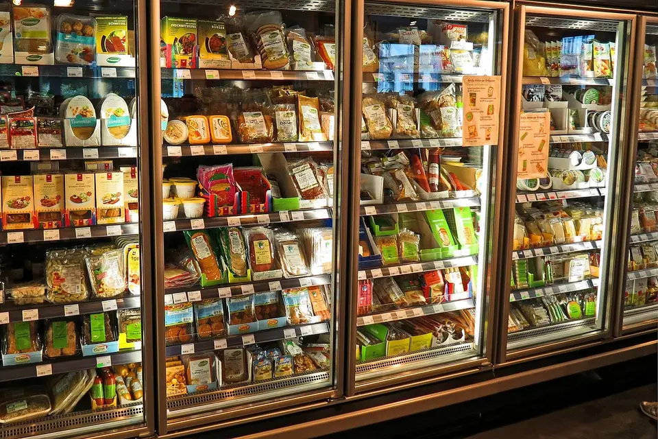 Холодильные витрины с продуктами в магазине — ремонт витринных холодильников в Бишкеке
